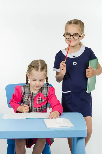 Der Lehrer fragte Schüler interessantes Problem — Stockfoto