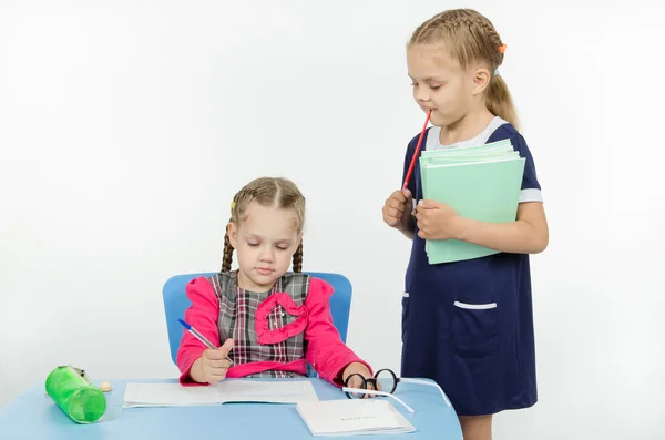 Meisje leraar enthousiast te kijken naar de laptop-leerling — Stockfoto