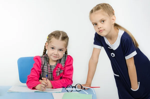 De leraar leunde op tabel student — Stockfoto