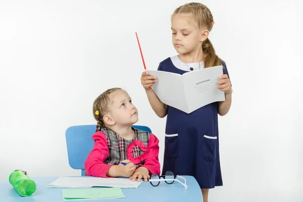 Läraren ser på student dagbok bedömningen — Stockfoto