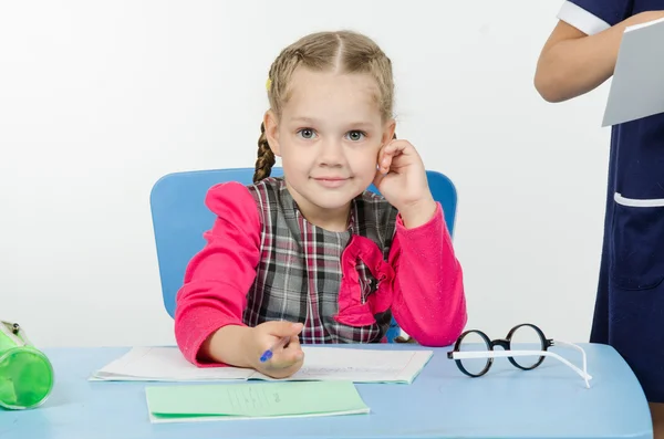 Charmante Schulmädchen am Schreibtisch — Stockfoto