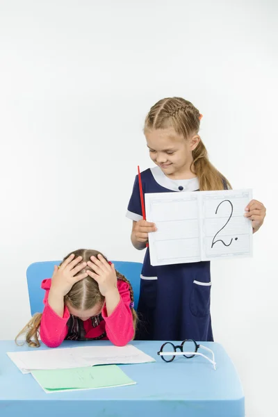 O professor novamente entregou dois alunos — Fotografia de Stock