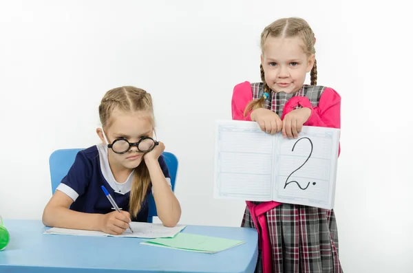 Studentessa sconvolto non ha adempiuto compito e ha ottenuto due — Foto Stock