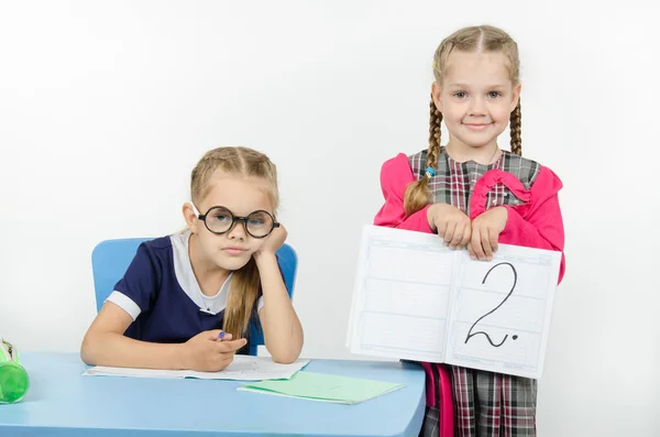 Uczeń nie uczą się lekcji, ale dwójka — Zdjęcie stockowe