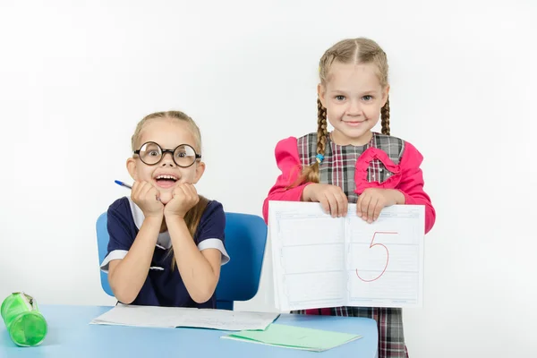 Gelukkig schoolmeisje ontvangen vijf — Stockfoto