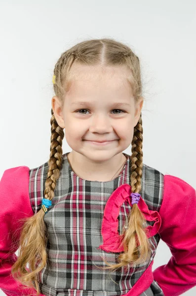 Retrato de meio-comprimento positivo menina de quatro anos — Fotografia de Stock