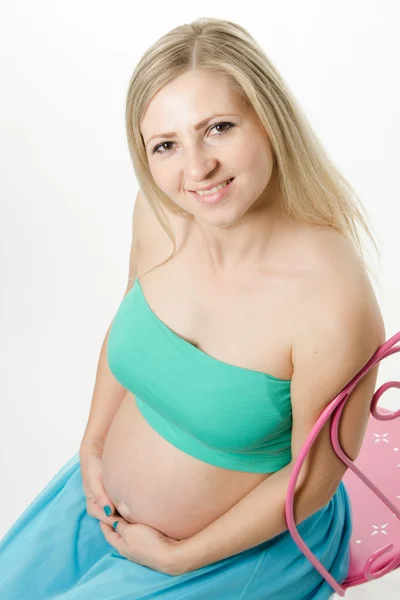 Schwangere junge Frau umarmt Bauch — Stockfoto