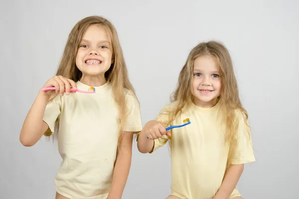 Dvě dívky se připravují na kartáček zuby — Stock fotografie