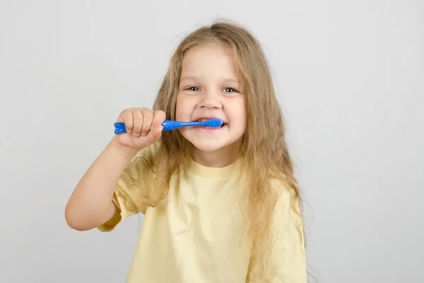 Chica de cuatro años cepillándose los dientes —  Fotos de Stock