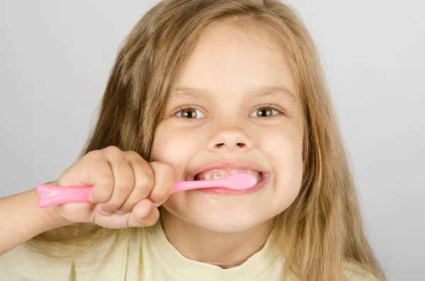 Six year old girl brushing her teeth — Stock Photo, Image