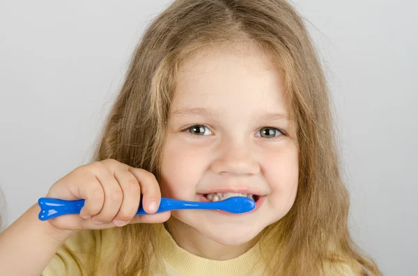 Feliz niñita cepillándose los dientes —  Fotos de Stock