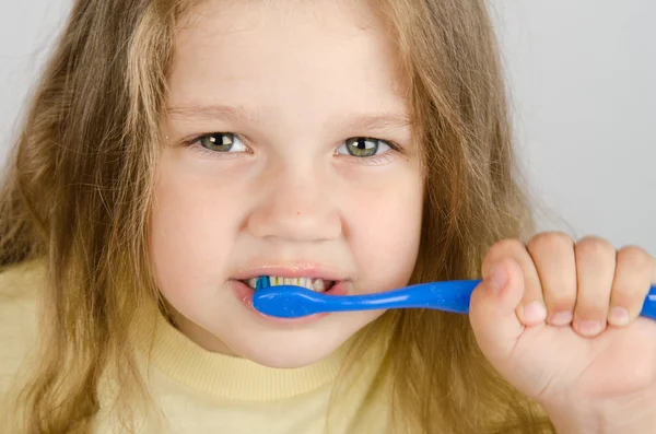 Close-up of a girl cleaning teeth — Stock Photo, Image