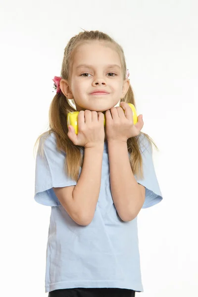 The girl hugged her in the hands of a dumbbell — Stock Photo, Image