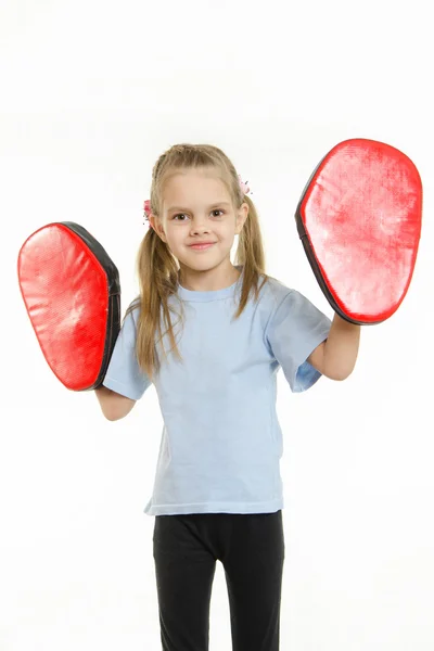 Ragazza con le zampe di boxe sulle mani — Foto Stock