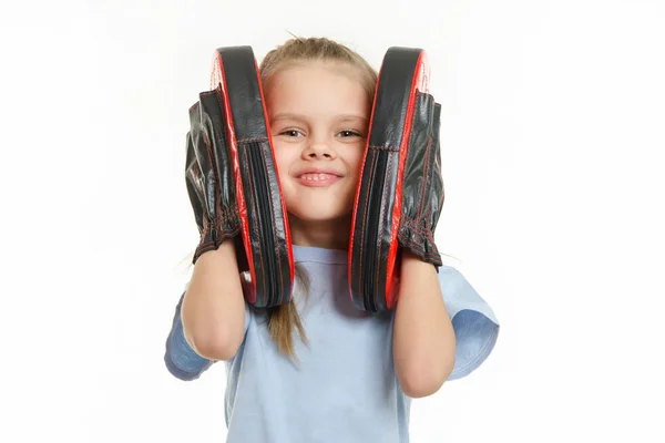 Flickan sätter en fot i ansiktet av boxning — Stockfoto