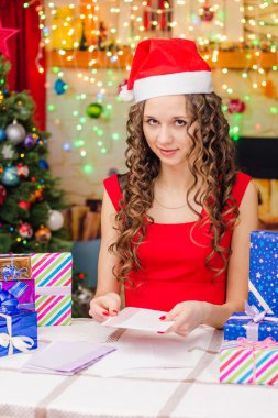 o bir kartpostal bir zarfa koyar