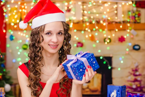 Красивая девушка с подарком на Рождество — стоковое фото