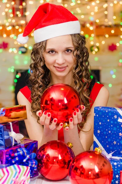 La chica sostiene una gran bola de Navidad — Foto de Stock