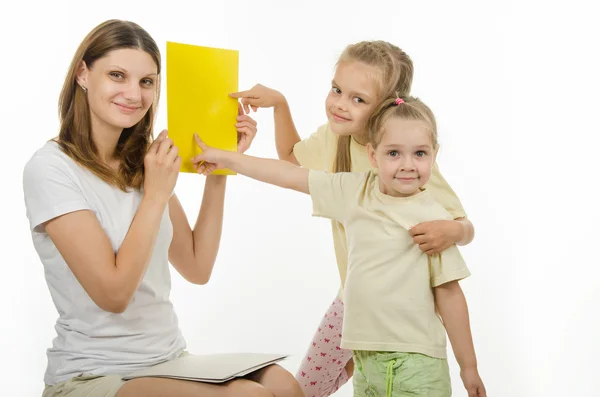 Children successfully guessed yellow in the picture — Stockfoto