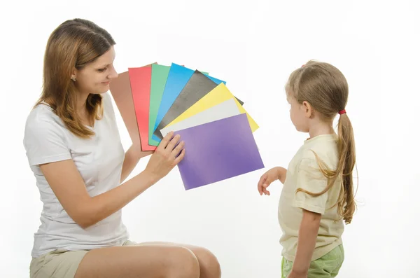 Girl finds it difficult to pick the color — Stockfoto