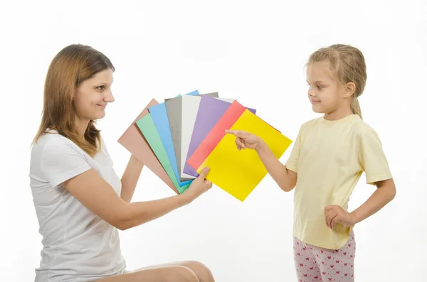 Mom and daughter teach color — 图库照片