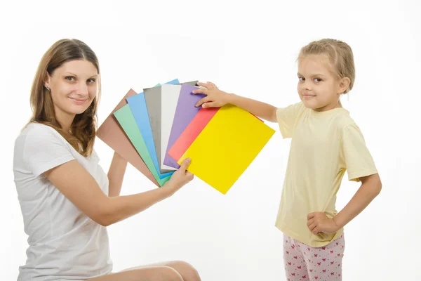 Mom teaches a child the correct color perception — 图库照片