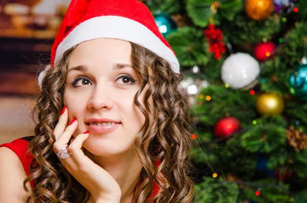 Porträt eines träumenden Mädchens im weihnachtlichen Ambiente — Stockfoto