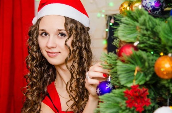 Jeune fille s'habille sapin de Noël — Photo