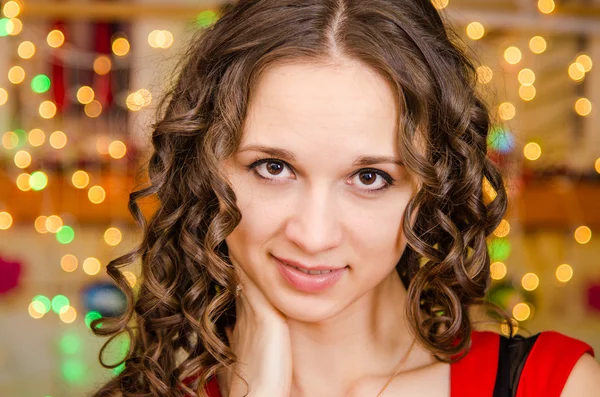 Retrato de una chica en el fondo de luces borrosas —  Fotos de Stock