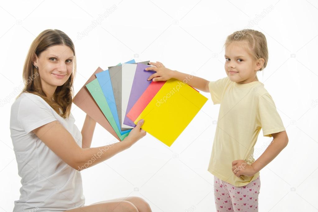 Mom teaches a child the correct color perception