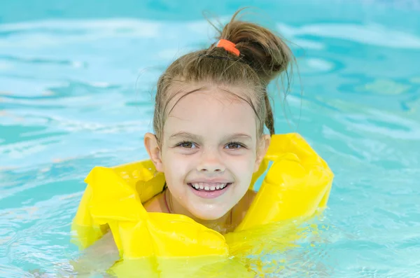 Retrato de menina sorridente em uma piscina — Fotografia de Stock