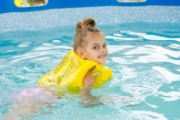 女孩在游泳池里学习游泳 — 图库照片