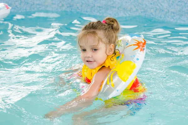 Four-year girl floating in the pool — 图库照片