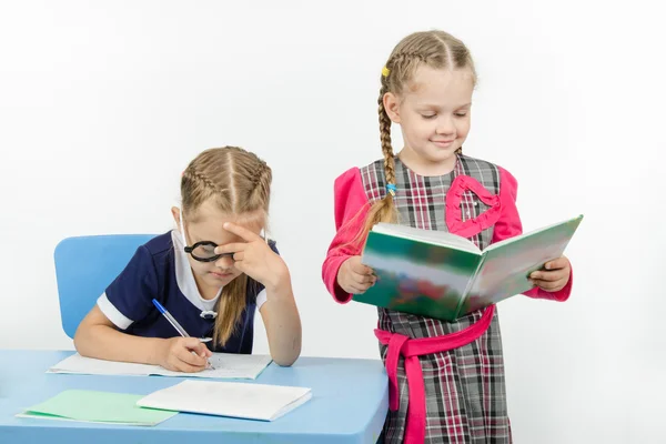 Der Lehrer liest die Schüleraufgabe — Stockfoto