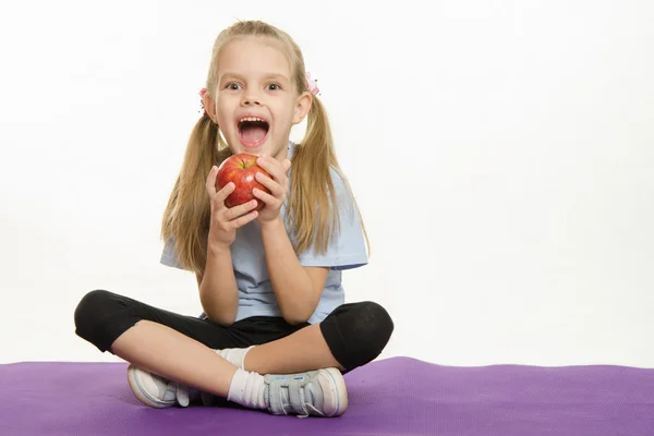 Menina alegre atleta comer maçã — Fotografia de Stock
