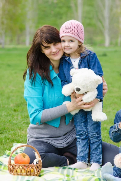 Мать обнимает дочь на пикнике — стоковое фото