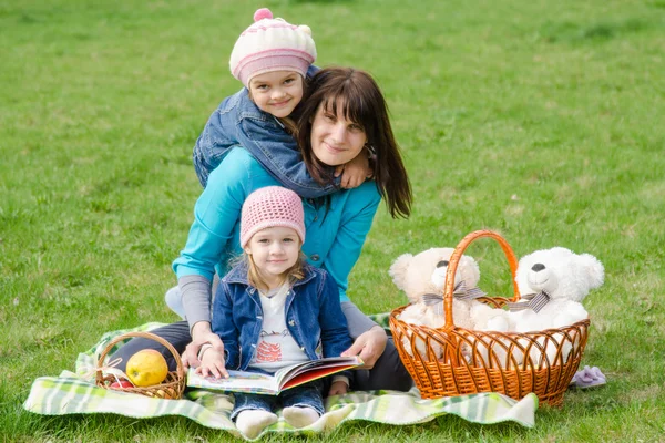 Мать и две дочери на пикнике — стоковое фото