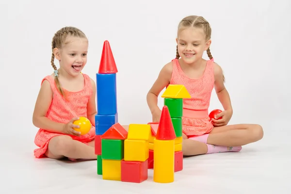 Deux filles ont construit un château à partir de blocs — Photo