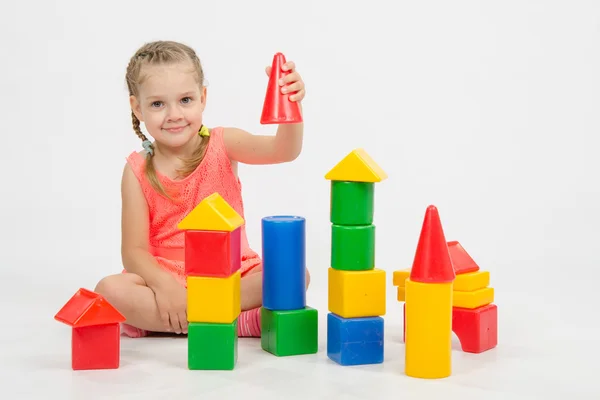 Niño de cuatro años se divierte jugando con bloques — Foto de Stock