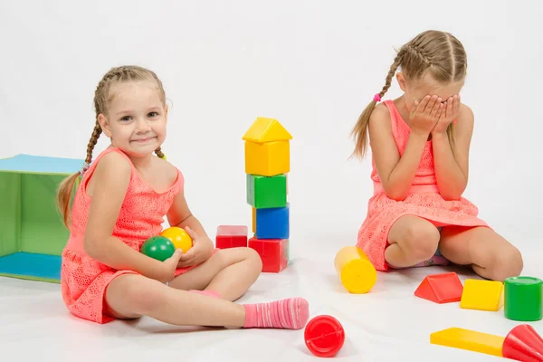 The girl took the toy offending other — Stock Photo, Image