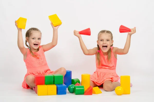 Två tjejer ha kul att spela med block — Stockfoto