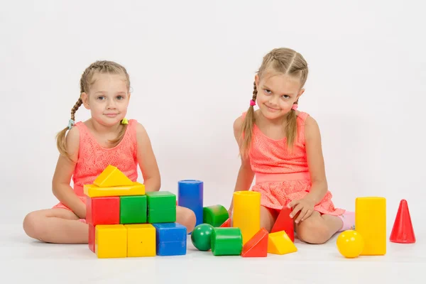 Schwestern spielen mit Blöcken — Stockfoto