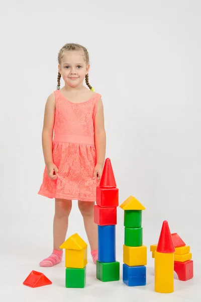 Menina de quatro anos construiu algumas casas fora de blocos — Fotografia de Stock