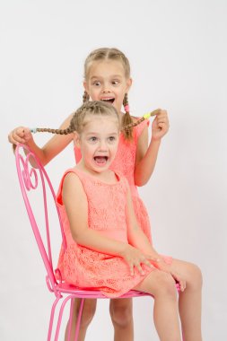 Diğer kızın pigtails kız eğlenceli yakaladı