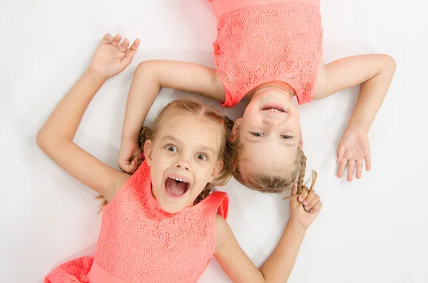 Dos hermanas acostadas boca arriba invertidas — Foto de Stock