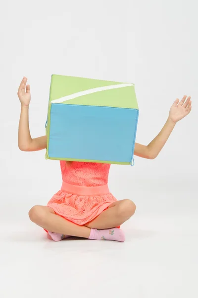The girl with a box on his head her arms — Stock Photo, Image