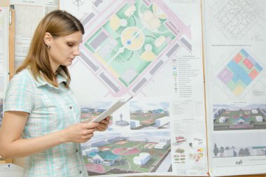 Öğrenci diploma teslim etmeden önce hazırlanmış bir konuşma okuma