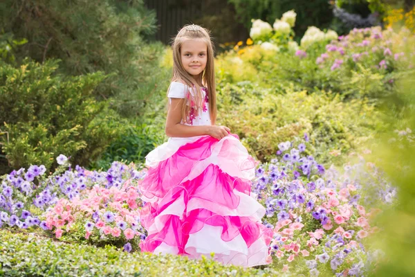 Princesa menina no canteiro de flores do jardim — Fotografia de Stock