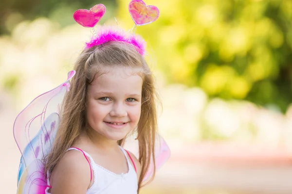Счастливая четырехлетняя девушка в костюме бабочки — стоковое фото