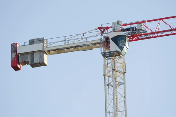 Contrepoids et cabine du conducteur de la grue à tour — Photo